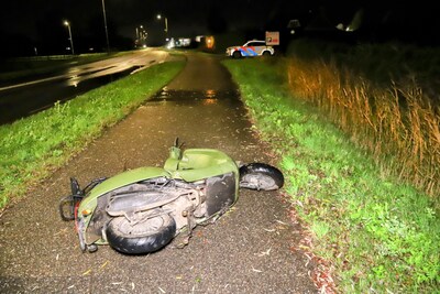 Scooterrijder hard ten val op fietspad in Boven-Leeuwen