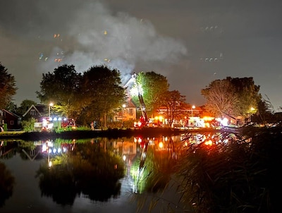 Brand in dak van woning aan Amsteldijk Noord