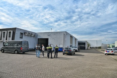 Grondstoffen voor drugs aangetroffen op bedrijventerrein in Tilburg, veel politieteams aanwezig