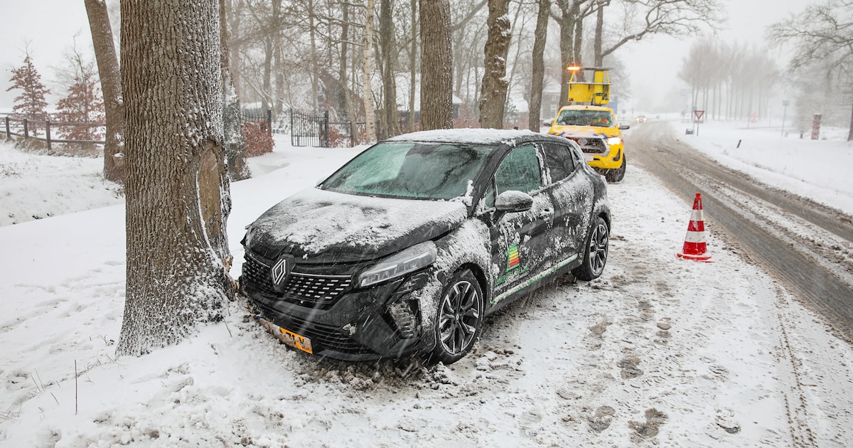 Auto botst op boom bij Nietap, bestuurder gewond naar ziekenhuis