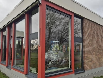 School in Nagele opnieuw doelwit van vernieling: stoeptegels tegen raam gegooid