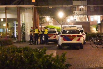 Man en vrouw gewond bij steekpartij in appartement in Helmond, politieauto rijdt mee naar ziekenhuis