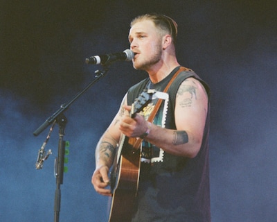 Na ruim dertig jaar weer een internationaal topconcert in het Philips Stadion: maar wie is Zach Brya