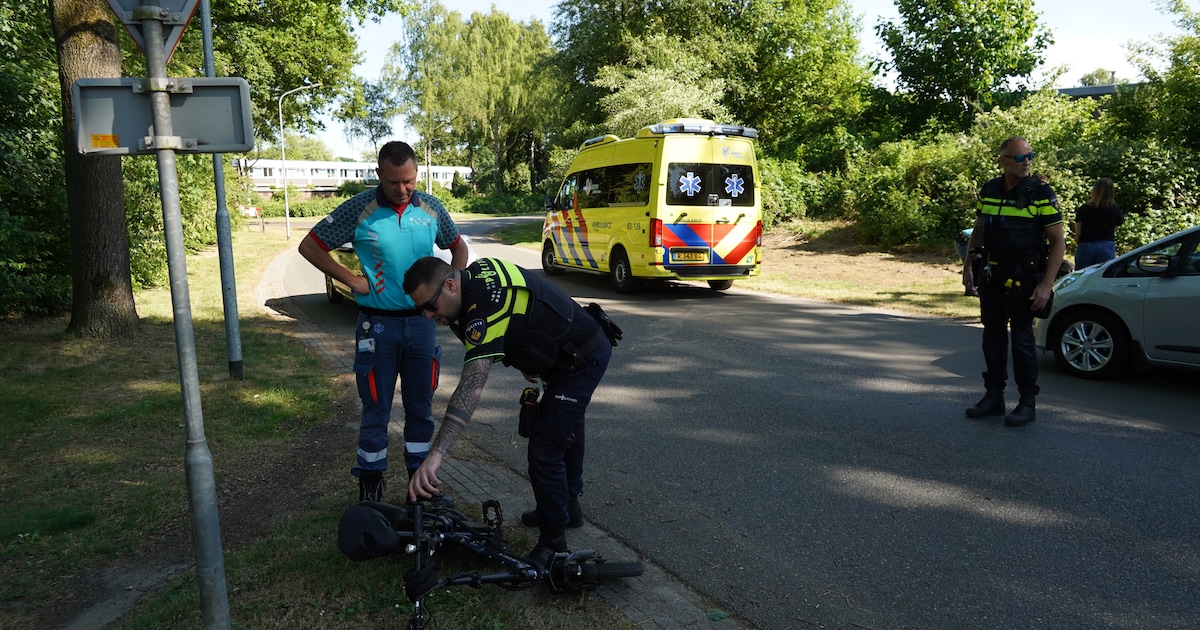 Fietser gewond bij ongeluk met auto in Emmen en moet naar het ziekenhuis