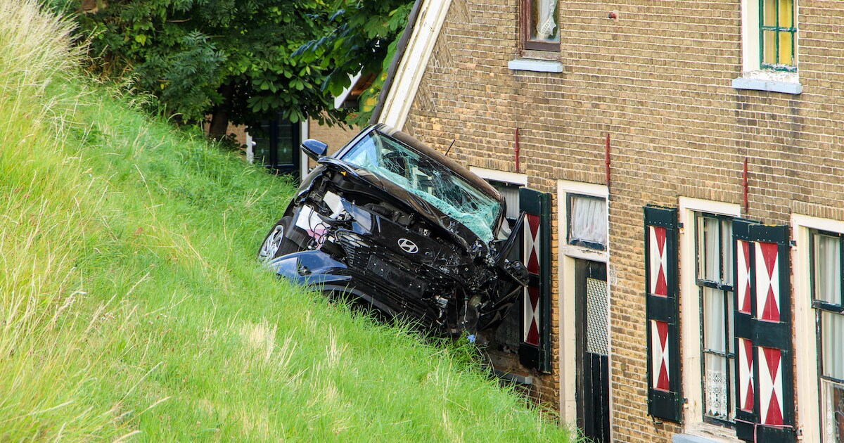 Auto raakt van dijk aan Middelblok in Gouderak na botsing, één gewonde