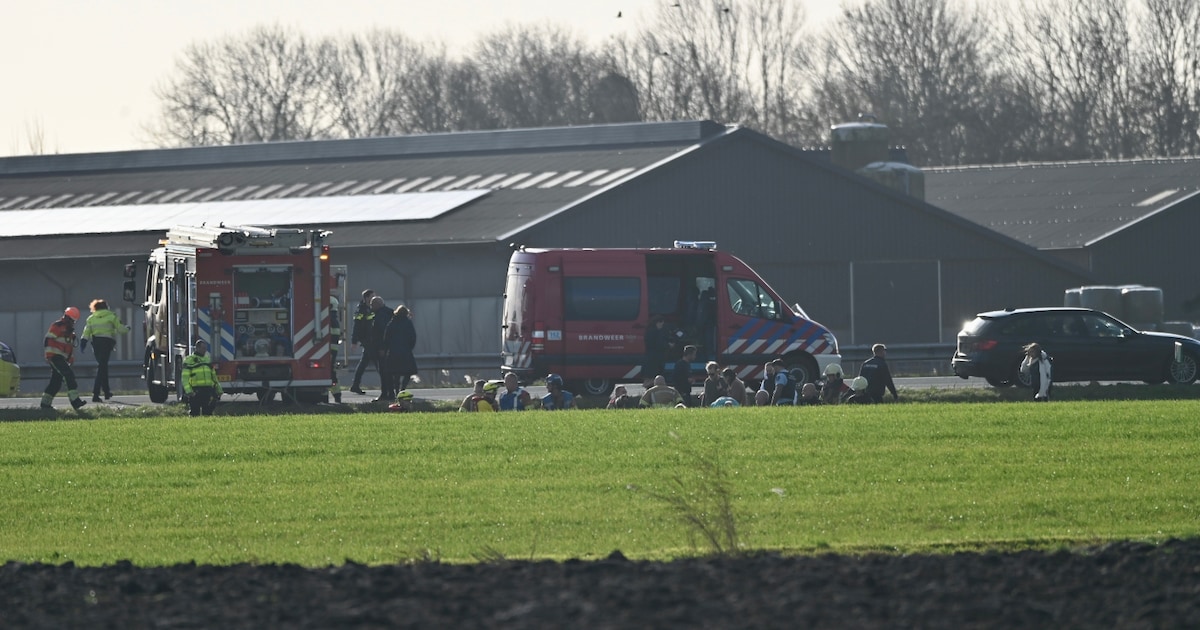 Twee zwaargewonden nadat auto te water raakt langs A31 bij Zweins