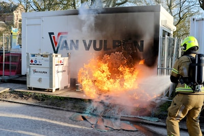 Dixi uitgebrand bij bouwcontainer in Tiel