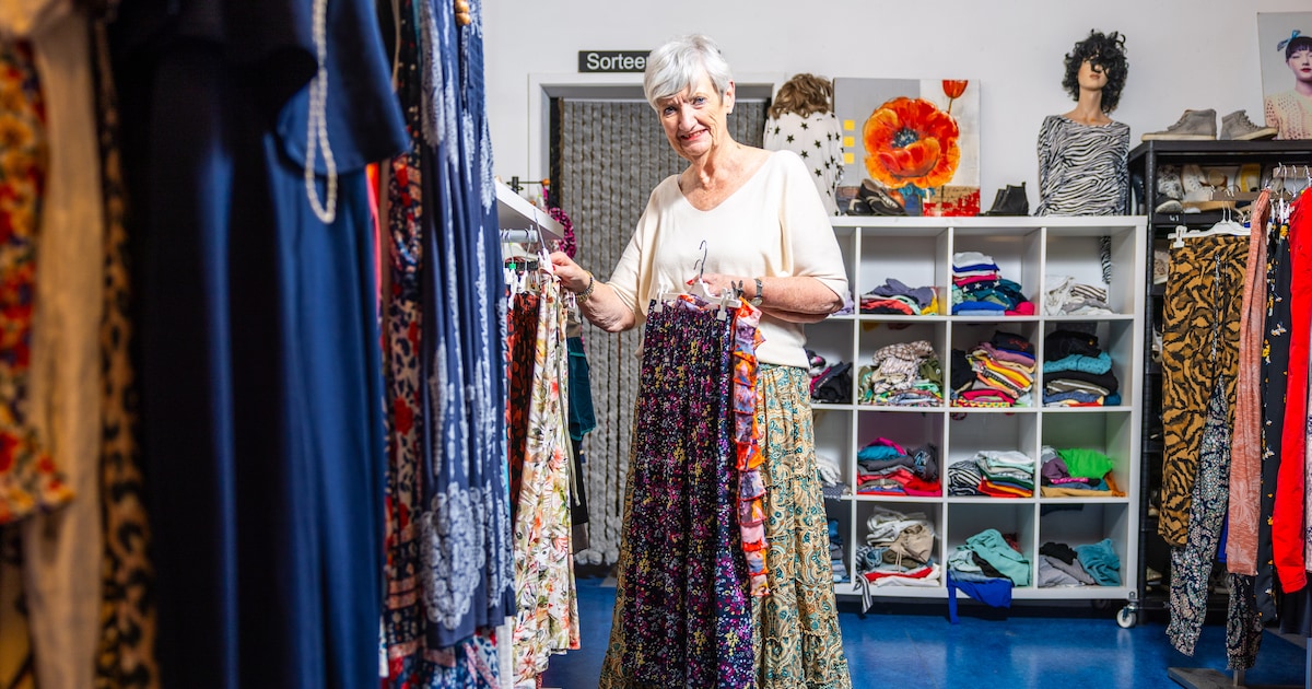 Lia (76) zag asielzoekers op slippers in winterkou aankomen bij Kledingbank: ‘Kom binnen, zoek maar 