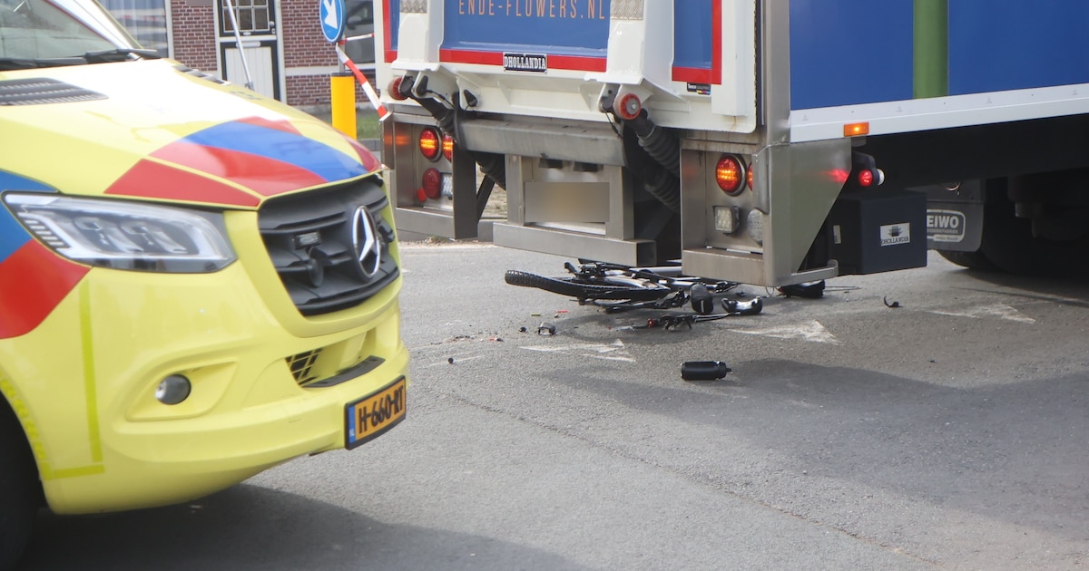 Fietser met spoed naar ziekenhuis na botsing met vrachtwagen op de N211 in Poeldijk