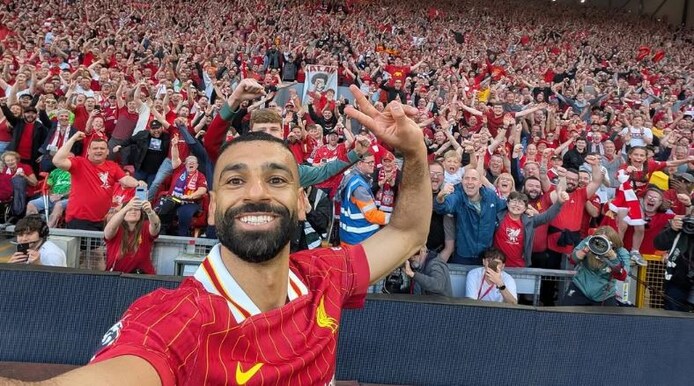 mo-salah-maakt-na-de-4-1-een-selfie-met-het-publiek