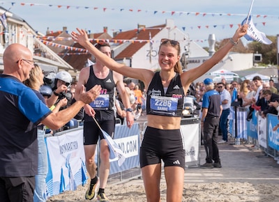 Met haar vriend als tempomaker wint Sanne Mooldijk weer de Kustmarathon: ‘Voelde de kramp erin schie