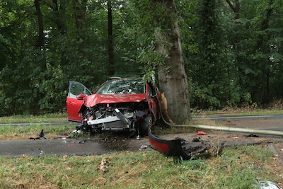Auto ramt boom en lantaarnpaal in Twello