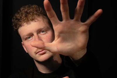 Amersfoorter Job is finalist bij het Keistad Cabaretfestival: ‘Ik denk mezelf voortdurend in de nest