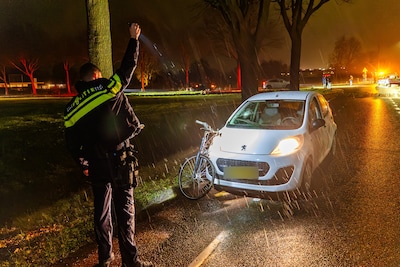 Fietser gewond bij botsing met auto in de Ashorst in Groesbeek