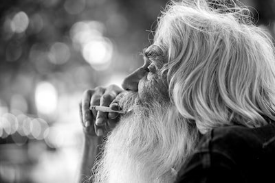 De man met de hond en het biertje uit het Wilhelminapark is overleden