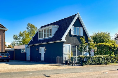 Dit charmante vrijstaande huis in Koudekerk heeft een verrassend hoogwaardig interieur