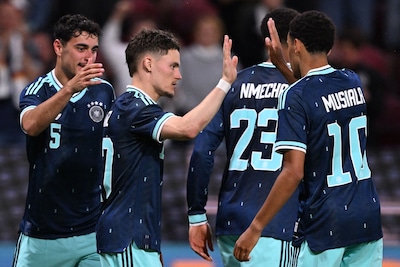 Duitsland neemt na rust snel afstand van kansloze Finnen, Alfred Schreuder op de bank bij Mannschaft