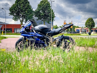 Politieachtervolging eindigt in Groesbeek: motor reed zonder kentekenplaten