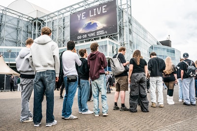 Concert Ye begint later vanwege gigantische wachtrijen, fans staan uren buiten te wachten