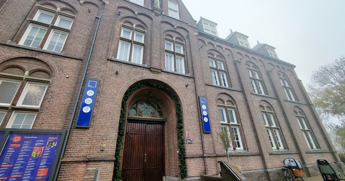 Voormalig 'Docent van het Jaar' Amin Asad spreekt tijdens Week van de Vrede in Woerden