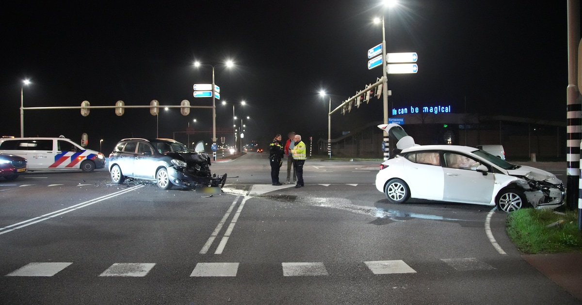 Twee auto's in botsing op de Groningerstraat in Assen