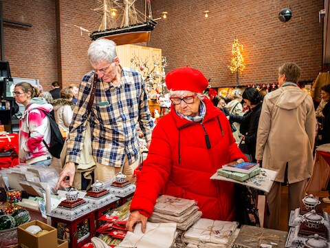 Een kerstmarkt in de Deense Kerk in Rotterdam.