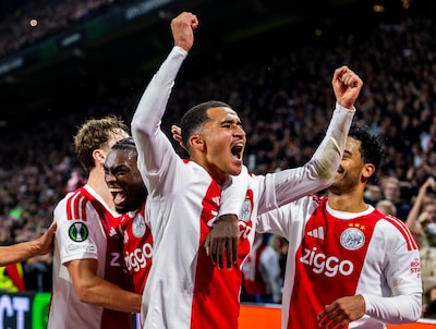 Eerste zege is binnen voor Ajax, dat dankzij late goals van invallers Tolu en Ouazane wint van Atalanta
