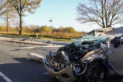 Auto botst op vluchtheuvel en lantaarnpaal in Helmond, bestuurder ernstig gewond