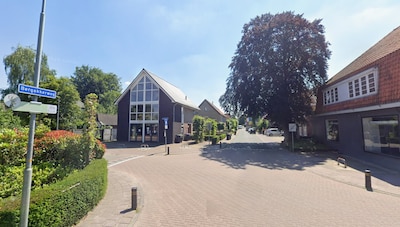 Bestuurder ramt drie auto’s in Nunspeet, laat eigen wagen achter en gaat er te voet vandoor