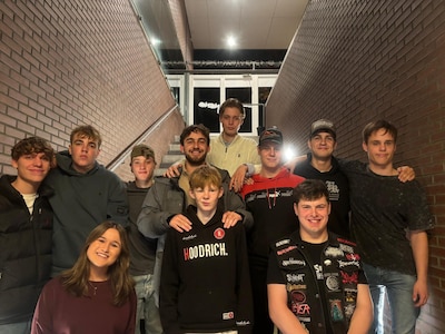 Jelle (20) helpt jongeren in de buurt: 'Het voelt soms alsof ik hun grote broer ben'