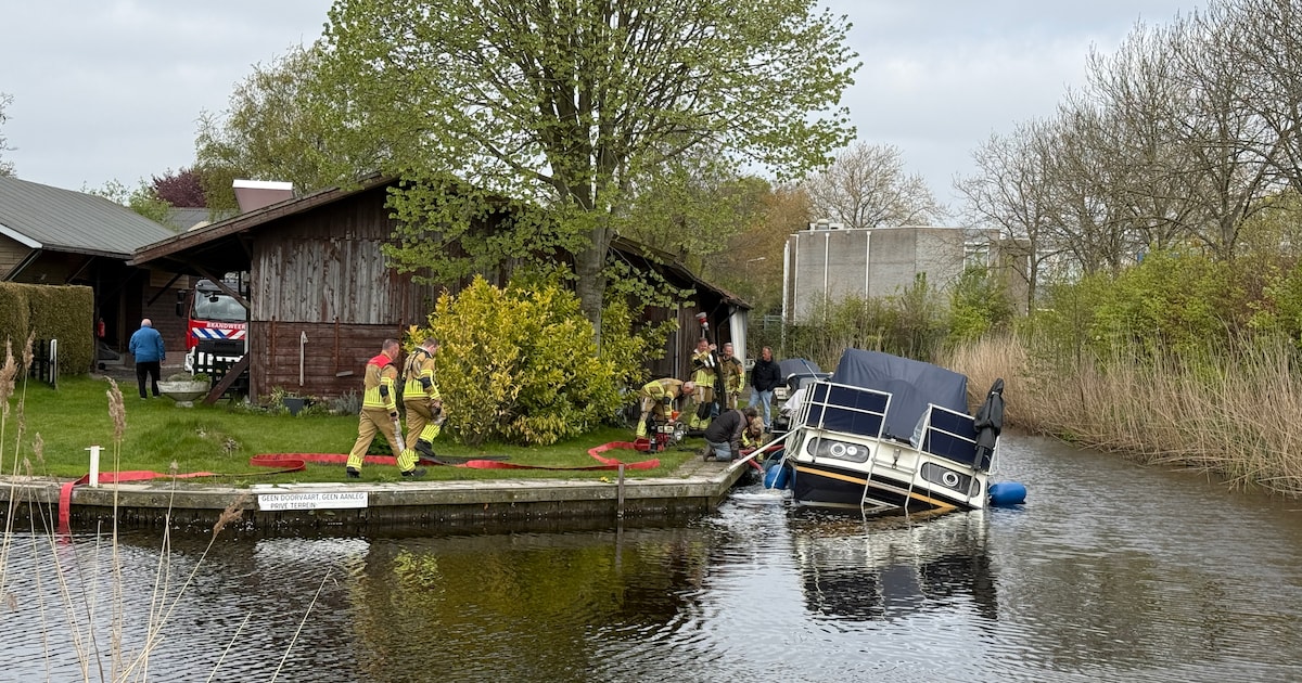 Brandweer probeert zinkend pleziervaartuig te redden in Burgum