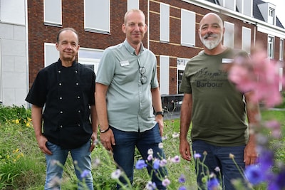 Deze loodgieter, kok en uitvaartverzorger kozen voor de ouderenzorg: ‘Ik heb geen dag spijt van de k