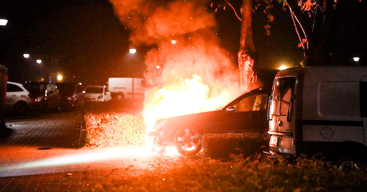 Geparkeerde auto uitgebrand in Kaatsheuvel: buurtbewoners voorkomen grotere schade