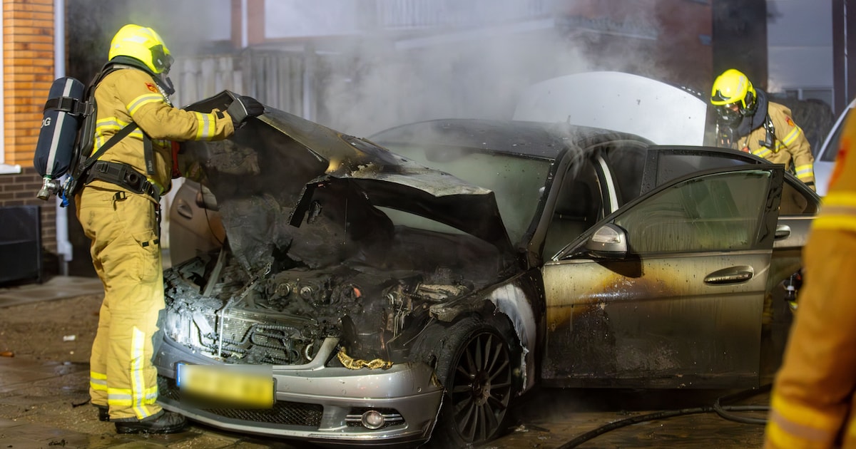 Auto in brand gestoken in Zutphen, dader vastgelegd op deurbelcamera