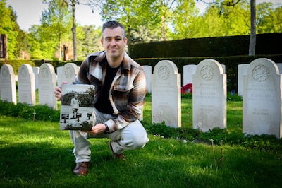 Nick ontrafelt verhalen achter 138 Dordtse oorlogsgraven, maar één graf blijft een raadsel