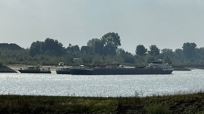 Vrachtschip op de Waal bij Kekerdom is lek, Rijkswaterstaat en brandweer in actie