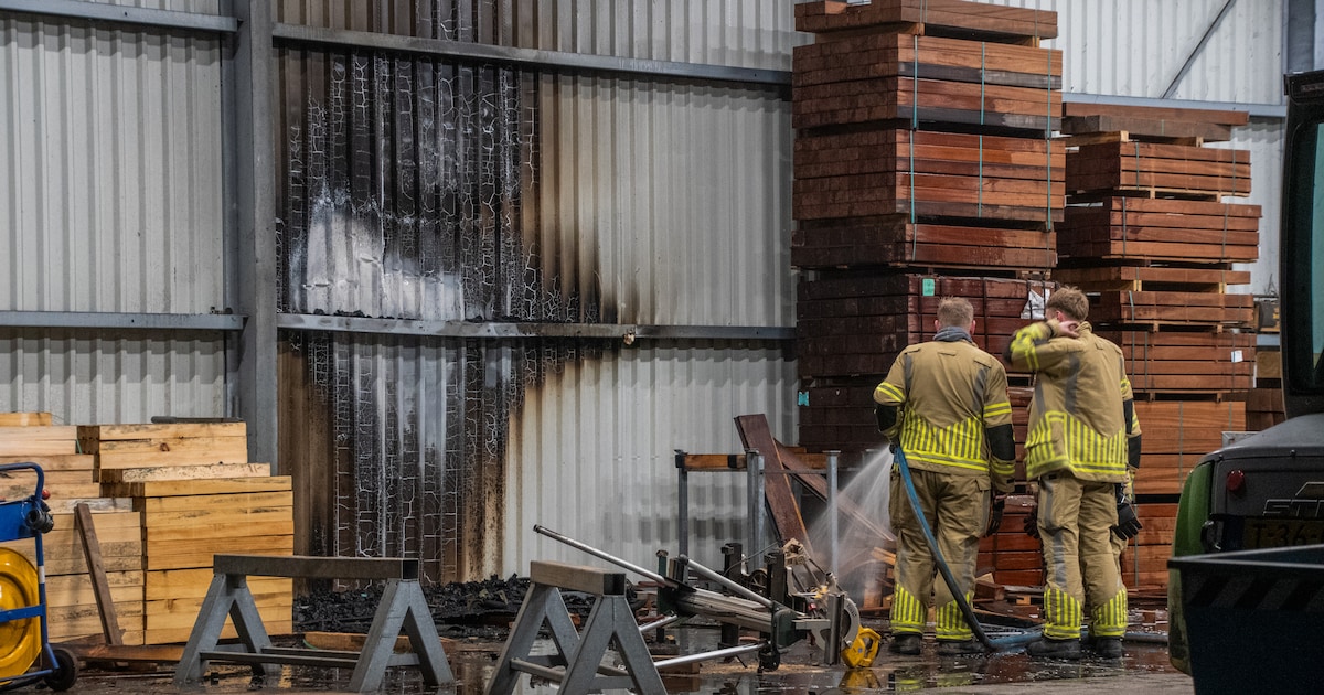 Veel brandweer opgeroepen vanwege brand bij houtbedrijf in Lopik
