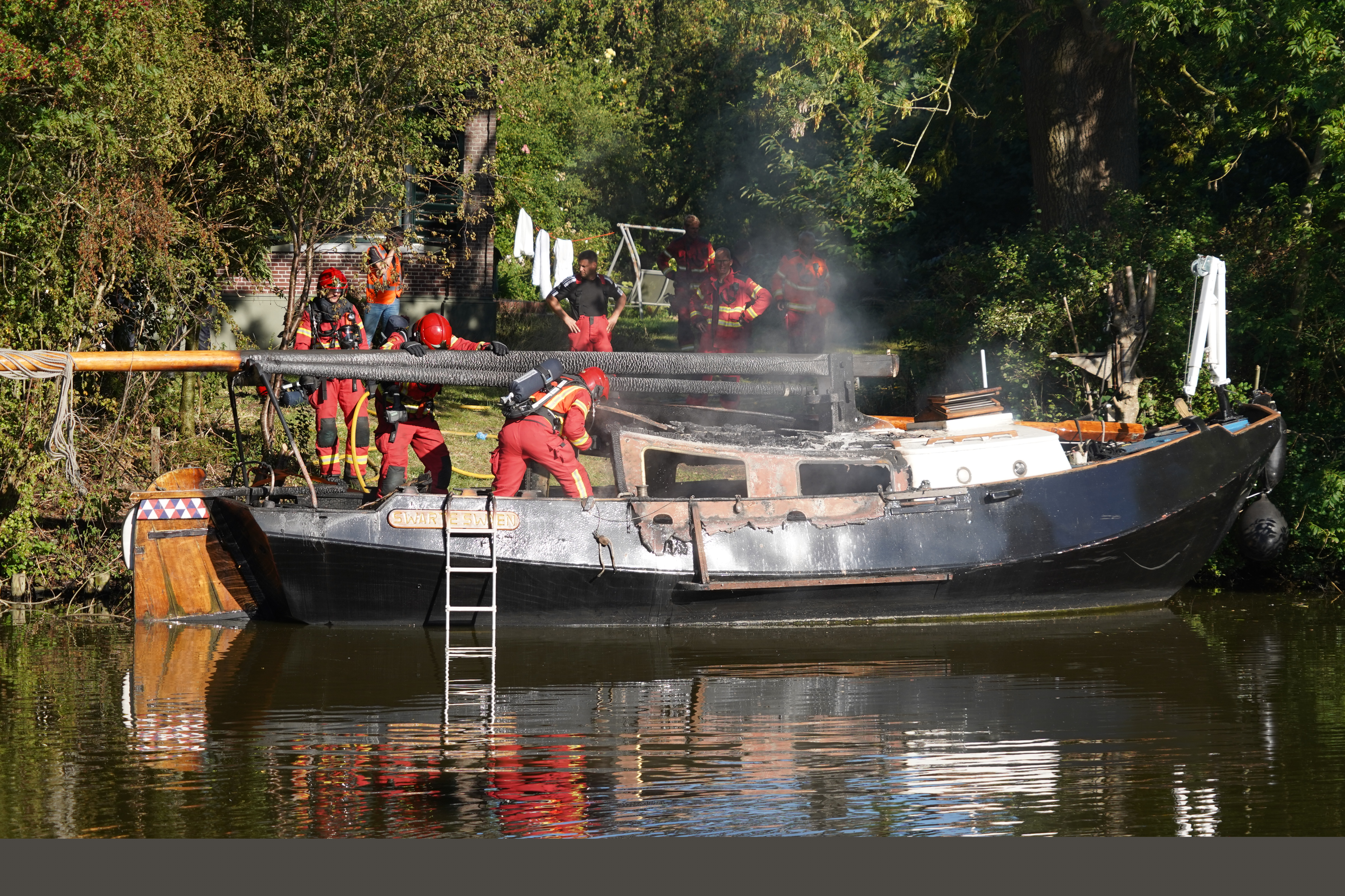 Felle brand beschadigt zeilboot in Onderdendam | 112 nieuws Het Hogeland