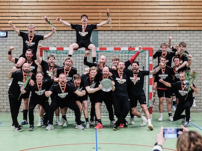 Handballers Artemis’15 keren na afwezigheid van 25 jaar terug in ‘eredivisie’
