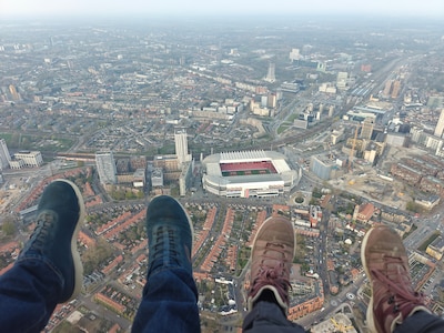 Verbaasde blikken als Coen (66) en Annelies (56) voorbijzweven op hun ‘vliegende bankstel’