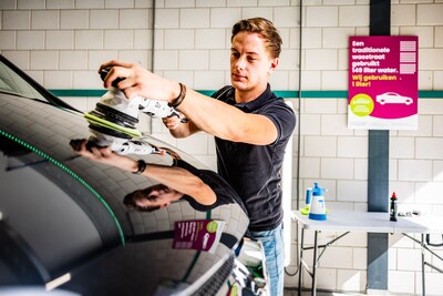 Reinier neemt duurzame wasstraat over: ‘Amper 6 jaar oud probeerde ik al mijn eerste auto te verkopen’