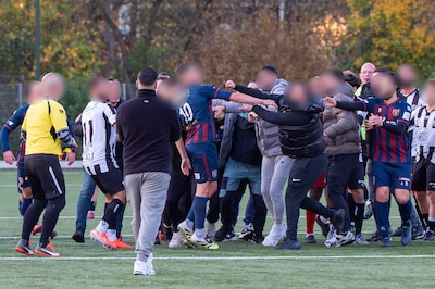 Wat ging er nou mis bij Arnhemse derby? Politie én KNVB doen onderzoek naar vechtpartij op veld