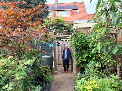 There is always room for a chat at neighbor Annemieke’s: 'You take care of each other'