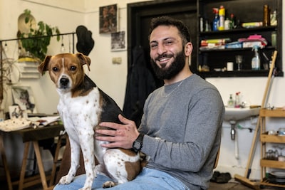 Waarom kunstenaar Khattar prijzen wint en een prestigieuze werkbeurs krijgt