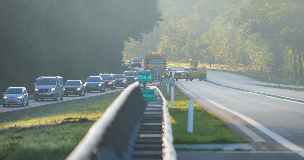 N34 bij Zuidlaren dicht na botsing tussen auto en bestelbus