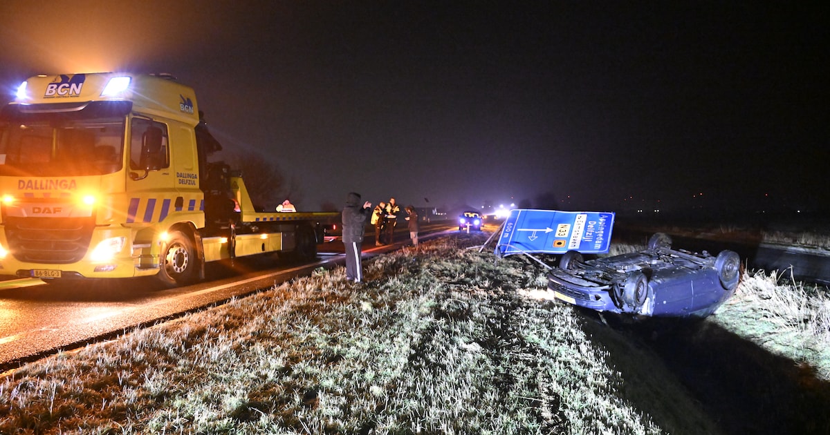Auto glijdt van N33 bij Appingedam en belandt in sloot