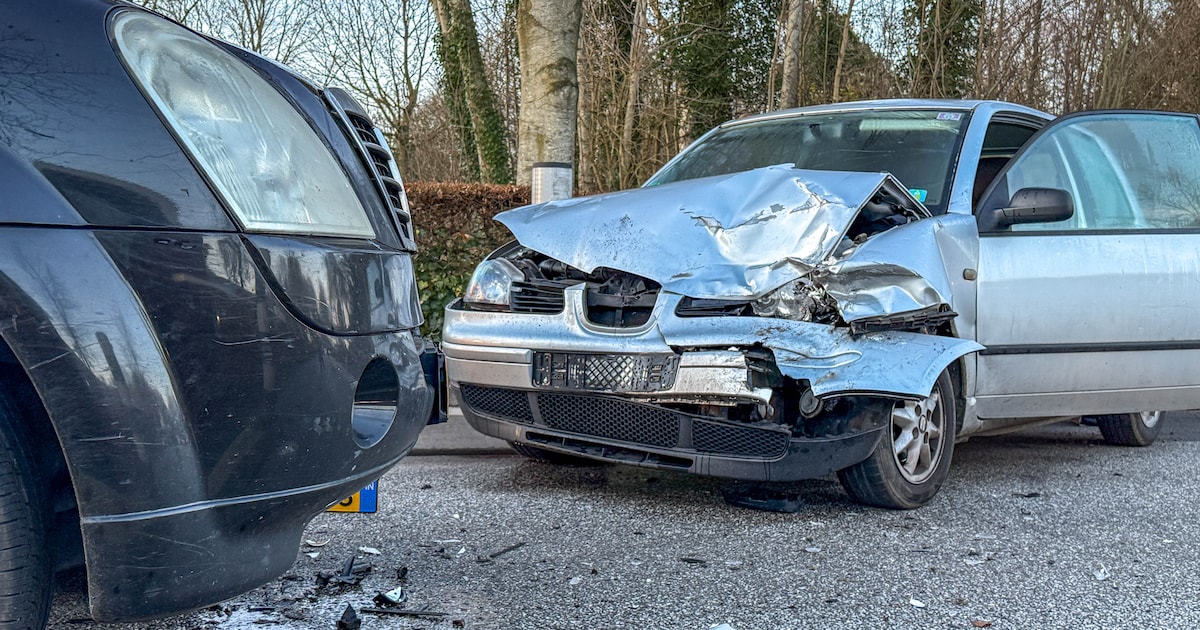 Frontale botsing door laagstaande zon op Aldedyk in Kootstertille