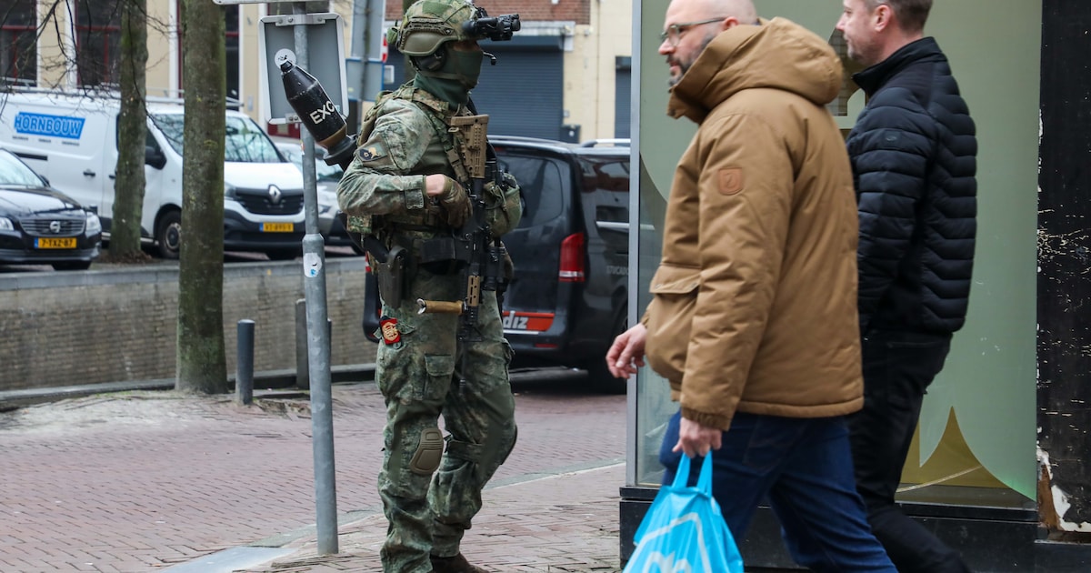 Gewapende militairen lopen door centrum Leeuwarden
