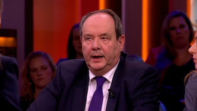 Minister Vijlbrief aan talkshowtafel door het stof over discriminatie bij UWV: ‘Ik schaam me, verschrikkelijk’