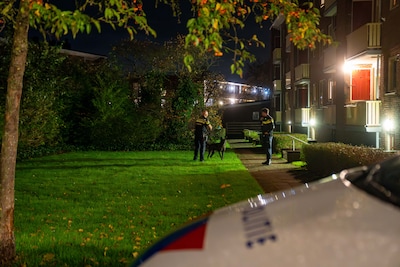 Politiehelikopter vliegt rondjes boven Deventer, even later gaan agenten een flat binnen